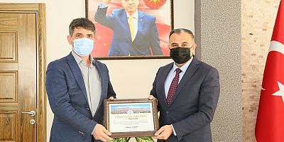 Başkan Cabbar’dan İl Tarım Ve Orman Müdürlüğü’ne Atanan Kürşat Kaliber'e Teşekkür Plaketi