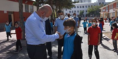 Başkan Çolakbayrakdar İle Küçük Çocuk Arasında Tebessüm Ettiren Diyalog