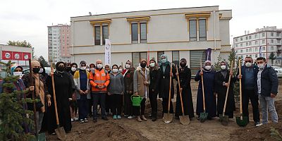 Başkan Çolakbayrakdar, Kursiyerlerle Birlikte Ağaç Dikti