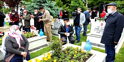 Başkan Çolakbayrakdar, Şehitlere Dua Etti Büyüklerle Bayramlaştı