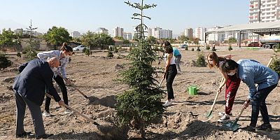 Başkan Çolakbayrakdar, Tıp Öğrencileriyle Birlikte Ağaç Dikti