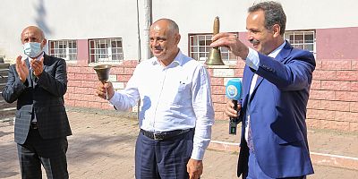 Başkan Esat Öztürk İlk Ders Zilini Çaldı