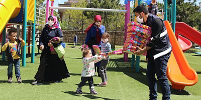 Başkan Özdoğan Çocukları Sevindirdi