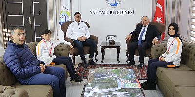 Başkan Öztürk Başarılı Kayakçıları Tebrik Etti
