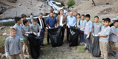 Başkan Öztürk Öğrencilerle Birlikte Çevre Temizliği Yaptı