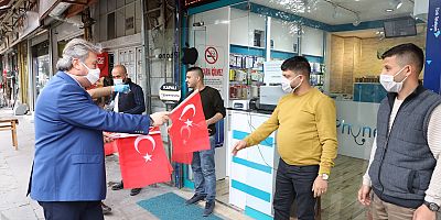 Başkan Palancıoğlu, 23 Nisan İçin Bayrak Dağıttı