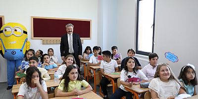 Başkan Palancıoğlu, Minik Öğrencilere Karne Dağıttı