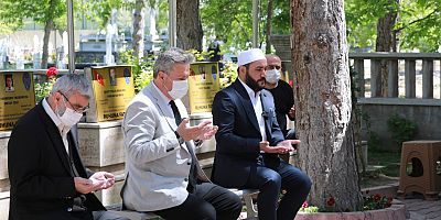 Başkan Palancıoğlu Şehitlikte Dua Etti