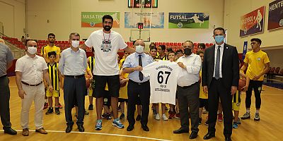 Başkan ve KAYÜ Rektörü Basketbolcularla Buluştu