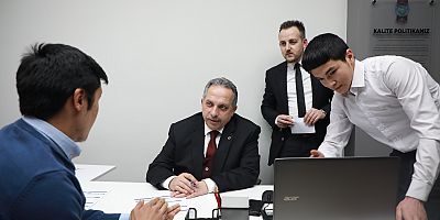 Başkan Yalçın Beyaz Masa’da Kitap Hediye Etti