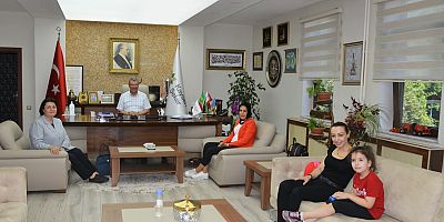 Batı Trakya Türklerinin Lideri Dr. Sadık Ahmet’in Eşinden Başkan Akay’a Ziyaret