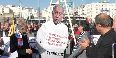Binyamin Netanyahu’nun Pankartı Darağacına Temsili Olarak Asıldı