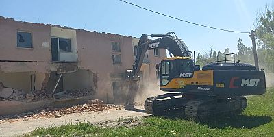 Bünyan'da Tehlike Arz Eden Metruk Yapıların Yıkım Çalışmaları Aralıksız Sürüyor