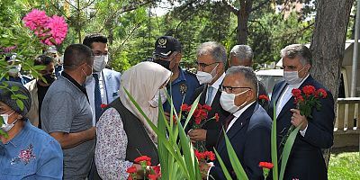 Büyükkılıç’tan 15 Temmuz’da Şehitlere Dua Ve Karanfil