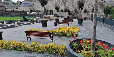 Büyükşehir, Eylül’ü Rengârenk Çiçeklerle Karşıladı
