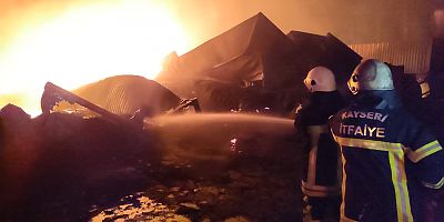 Büyükşehir İtfaiyesi İskenderun Limanı’nda Yangınla Mücadele Ediyor