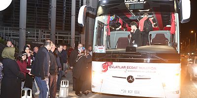Çanakkale’ye Giden Öğrenciler Başkan Çolakbayrakdar’a Türk Bayrağı Hediye Etti