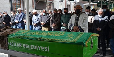 Çatıdan Düşerek Hayatını Kaybeden Emekli Profesör Toprağa Verildi