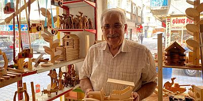 Çocukken Oynadığı Ahşap Oyuncakların Aynısını Artık Kendi Üretiyor