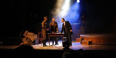 ‘Cumhuriyete Doğru’ Tiyatro Oyunu Kayseri’de Sahnelendi: Seyirciler Duygusal Anlar Yaşadı