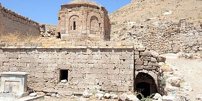 Definecilerin Tahrip Ettiği Kilisede Yıkılma Tehlikesi