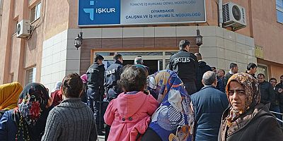 Demokrasi Geriliyor Yolsuzluk Artıyor