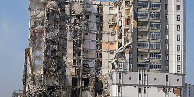 Depremde Hasar Alan Binanın Büyük Bir Kısmı Yıkıldı
