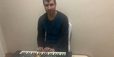 Ders Almadan Piyano Öğrenin Görme Engelli Mutlu, Müziği Kendisine Ait Klip Çıkardı