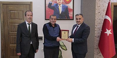 Develi’de Emekli Olan Zabıta Personeline Teşekkür Plaketi