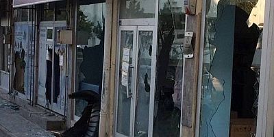 Dükkanın Camlarını Kırdı