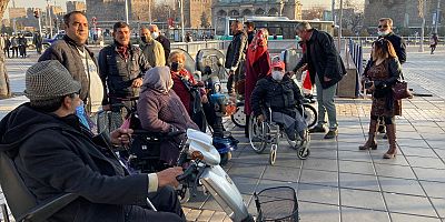 Engellilerle Bir Gün Geçiren Yücel, Onların Sorunlarını Gündeme Taşıdı