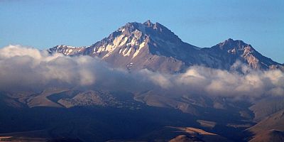 Erciyes'in Eteklerinde Karlar Erimeye Başladı