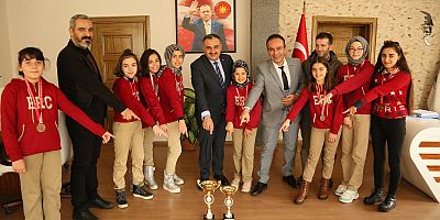 Erciyes Ortaokulundan Satrançta İki Kupa