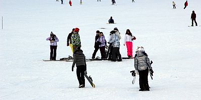 Erciyes’te kayak şöleni sürüyor