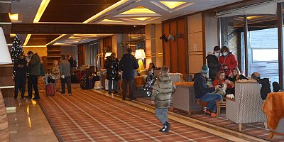 Erciyes'te Kısıtlama Nedeniyle Pistler Boş Kaldı, Turistler Şehir Merkezinde Dolaştı