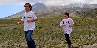 Erciyes'te Maratonu Karıştıran 2 Kardeş, 800 Metre Yerine 12 Kilometre Koştu