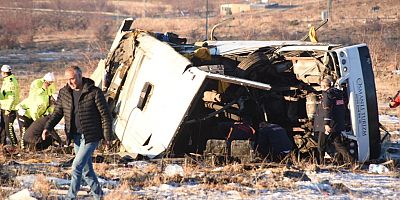 Erciyes'ten Dönen Öğrenci Servisi Kaza Geçirdi: 1 Ölü, 20 Yaralı