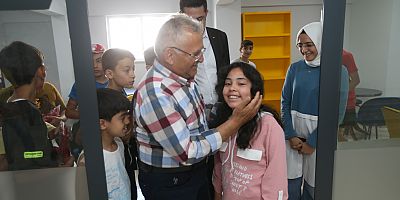 Erkilet Kütüphanesi'ni Ziyaret Eden Büyükkılıç'tan Öğrencilere Jest