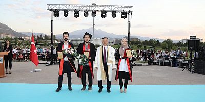 ERÜ İktisadi ve İdari Bilimler Fakültesi’nde Mezuniyet Sevinci