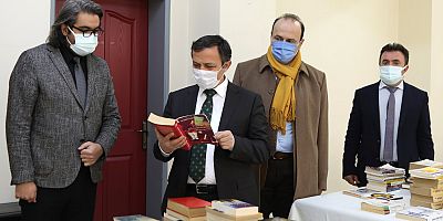 ERÜ Rektörü Prof. Dr. Mustafa Çalış, Kitap Bağışında bulundu
