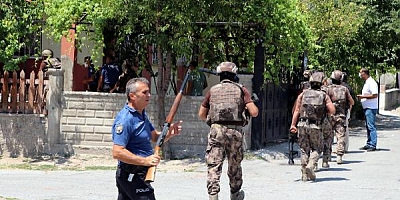 Eşi Evi Terk Edince Kendini Tüfekle Eve Kilitleyen Kocayı Polis İkna Etti