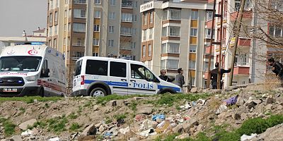 Eşini Darp Edip, Boğazına Bıçak Dayayan Genci Polis İkna Etti