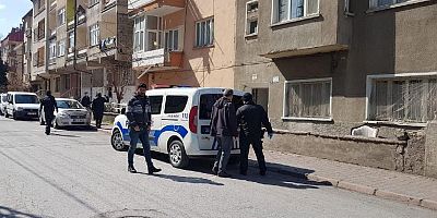 Evine giren hırsızlık şüphelisi kızı yakalayıp, polise teslim etti