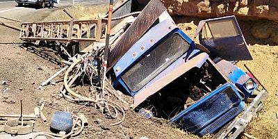 Freni Boşalan Kamyon Şarampole Yuvarlandı: 1 Ölü, 1 Yaralı