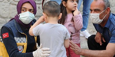 Gaz Kaçağı Olan Binadaki 2 Çocuğu, İtfaiye Ekipleri Kurtardı