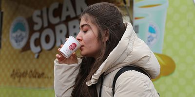 Gençler, Büyükşehir’in “Bardakta Sıcak Çorba” İkramını Çok Sevdi