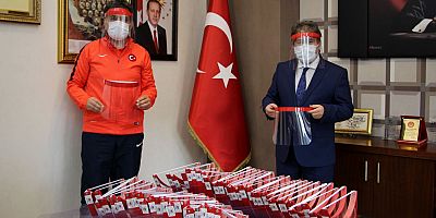 Gençlik Merkezinde Üretilen Siperlik Maskeler Teslim Edildi