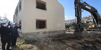 Hacılar’da 1970 Yılına Ait Eski Lojmanlar Yıkıldı