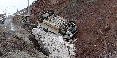 Hafif Ticari Araç Şarampole Devrildi: 1 Yaralı