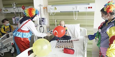 Hastanede Tedavi Gören Çocuklara 23 Nisan Kutlaması